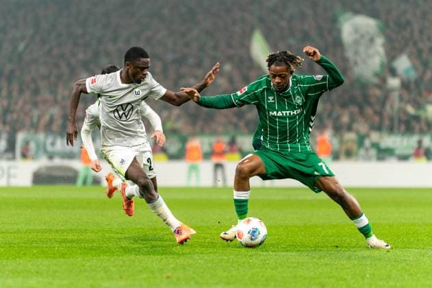 Samuel Mbangula SV Werder Bremen, 07 in duel, fight for the ball with Sael Kumbedi VfL Wolfsburg, 26 , GER, SV Werder Bremen vs VfL Wolfsburg, Football, Bundesliga, Matchday 10, Season 2025 2026, 07 11 2025 DFL REGULATES PROHIBIT ANY USE OF PHOTOGRAPHS AS IMAGE SEQUENCES AND OR QUASI VIDEO GER, SV Werder Bremen vs VfL Wolfsburg, Football, Bundesliga, Matchday 10, Season 2025 2026, 07 11 2025 Bremen Copyright: xEibner-Pressefoto MaxxVincenx EP_MVN