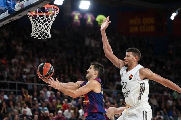 November 7, 2025, Barcelona, Barcelona, Spain: Nico Laprovittola of FC Barcelona, Barca and Edy Tavares of Real Madrid in action during the EuroLeague Regular Season Round 9 match played between FC Barcelona and Real Madrid at Palau Blaugrana on November 07, 2025 in Barcelona, Spain. Barcelona Spain - ZUMAa181 20251107_zaa_a181_241 Copyright: xJavierxBorregox
