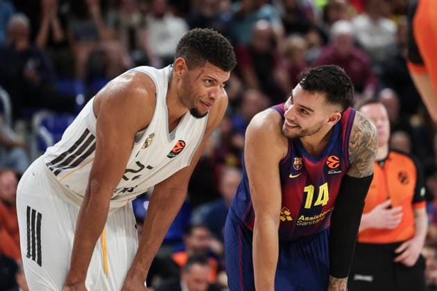 November 7, 2025, Barcelona, Barcelona, Spain: Willy Hernangomez of FC Barcelona, Barca speak with Edy Tavares of Real Madrid during the EuroLeague Regular Season Round 9 match played between FC Barcelona and Real Madrid at Palau Blaugrana on November 07, 2025 in Barcelona, Spain. Barcelona Spain - ZUMAa181 20251107_zaa_a181_248 Copyright: xJavierxBorregox