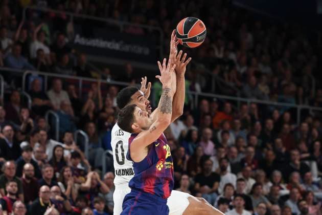 November 7, 2025, Barcelona, Barcelona, Spain: Nico Laprovittola of FC Barcelona, Barca and Trey Lyles of Real Madrid fight for the ball during the EuroLeague Regular Season Round 9 match played between FC Barcelona and Real Madrid at Palau Blaugrana on November 07, 2025 in Barcelona, Spain. Barcelona Spain - ZUMAa181 20251107_zaa_a181_249 Copyright: xJavierxBorregox