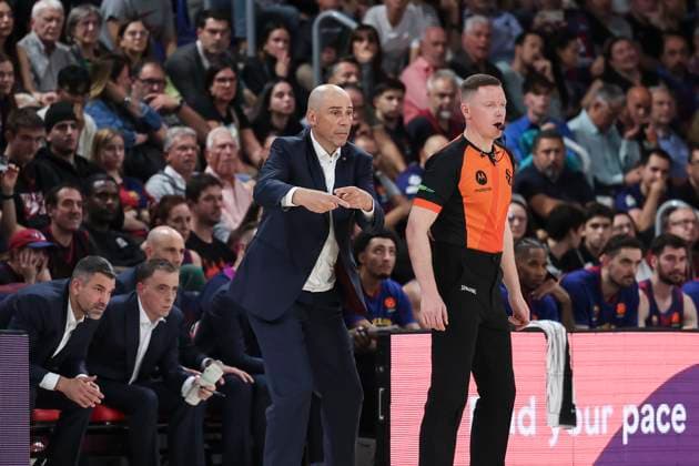 November 7, 2025, Barcelona, Barcelona, Spain: Joan Penarroya, head coach of FC Barcelona, Barca gestures during the EuroLeague Regular Season Round 9 match played between FC Barcelona and Real Madrid at Palau Blaugrana on November 07, 2025 in Barcelona, Spain. Barcelona Spain - ZUMAa181 20251107_zaa_a181_250 Copyright: xJavierxBorregox