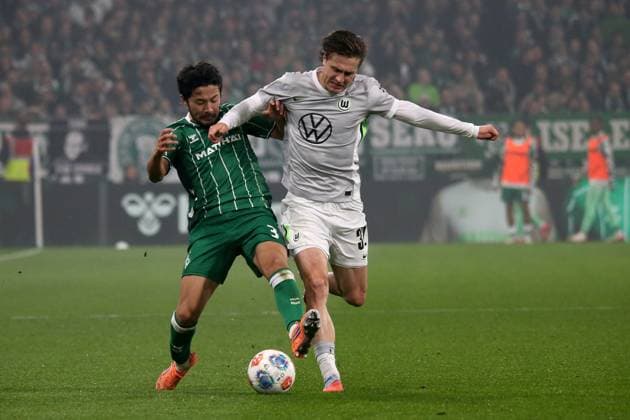 07 11 2025, xmohx, Soccer 1 Bundesliga, SV Werder Bremen VfL Wolfsburg v l Yukinari Sugawara SV Werder Bremen Mattias Svanberg VfL Wolfsburg Zweikampf, Aktion, action, battle for the ball DFL DFB REGULATIONS PROHIBIT ANY USE OF PHOTOGRAPHS as IMAGE SEQUENCES and or QUASI VIDEO Bremen