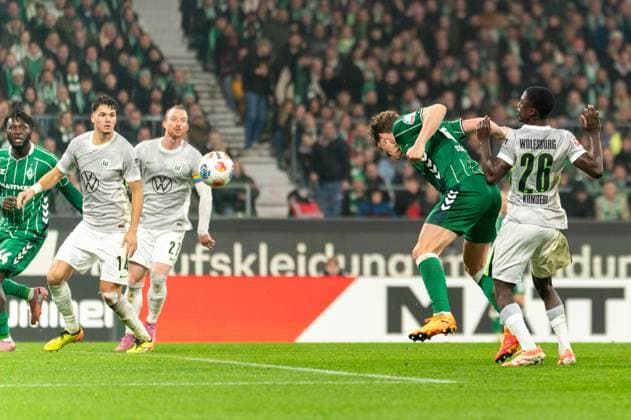 Goal to 1 1 Jens Stage SV Werder Bremen, 06 Header, GER, SV Werder Bremen vs VfL Wolfsburg, Football, Bundesliga, Matchday 10, Season 2025 2026, 07 11 2025 DFL REGULATES PROHIBIT ANY USE OF PHOTOGRAPHS AS IMAGE SEQUENCES AND OR QUASI VIDEO GER, SV Werder Bremen vs VfL Wolfsburg, Football, Bundesliga, Matchday 10, Season 2025 2026, 07 11 2025 Bremen Copyright: xEibner-Pressefoto MaxxVincenx EP_MVN