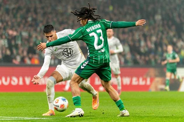 Adam Daghim VfL Wolfsburg, 11 dribbling against Isaac Schmidt SV Werder Bremen, 23 , GER, SV Werder Bremen vs VfL Wolfsburg, Soccer, Bundesliga, Matchday 10, Season 2025 2026, 07 11 2025 DFL REGULATES PROHIBIT ANY USE OF PHOTOGRAPHS AS IMAGE SEQUENCES AND OR QUASI VIDEO GER, SV Werder Bremen vs VfL Wolfsburg, Football, Bundesliga, Matchday 10, Season 2025 2026, 07 11 2025 Bremen Copyright: xEibner-Pressefoto MaxxVincenx EP_MVN