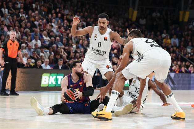 November 7, 2025, Barcelona, Barcelona, Spain: Tornike Shengelia of FC Barcelona, Barca and Trey Lyles of Real Madrid compete for the ball during the EuroLeague Regular Season Round 9 match played between FC Barcelona and Real Madrid at Palau Blaugrana on November 07, 2025 in Barcelona, Spain. Barcelona Spain - ZUMAa181 20251107_zaa_a181_254 Copyright: xJavierxBorregox