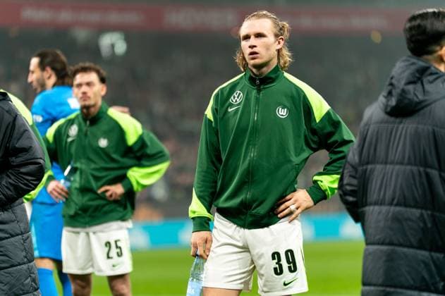 Patrick Wimmer VfL Wolfsburg, 39 disappointed Disappointment after defeat, GER, SV Werder Bremen vs VfL Wolfsburg, Football, Bundesliga, Matchday 10, Season 2025 2026, 07 11 2025 DFL REGULATES PROHIBIT ANY USE OF PHOTOGRAPHS AS IMAGE SEQUENCES AND OR QUASI VIDEO GER, SV Werder Bremen vs VfL Wolfsburg, Football, Bundesliga, Matchday 10, Season 2025 2026, 07 11 2025 Bremen Copyright: xEibner-Pressefoto MaxxVincenx EP_MVN