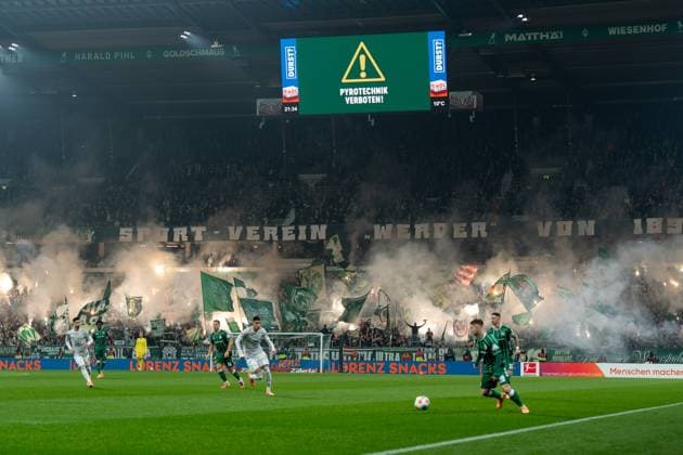 Pyrotechnics Bengalo Fans Ultras, GER, SV Werder Bremen vs VfL Wolfsburg, Football, Bundesliga, Matchday 10, Season 2025 2026, 07 11 2025 DFL REGULATES PROHIBIT ANY USE OF PHOTOGRAPHS AS IMAGE SEQUENCES AND OR QUASI VIDEO GER, SV Werder Bremen vs VfL Wolfsburg, Football, Bundesliga, Matchday 10, Season 2025 2026, 07 11 2025 Bremen Copyright: xEibner-Pressefoto MaxxVincenx EP_MVN