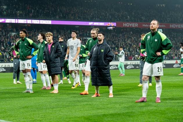 Wolfsburg team disappointed Disappointment after defeat in front of the fans, Moritz Jenz VfL Wolfsburg, 15 , Patrick Wimmer VfL Wolfsburg, 39 , Maximilian Arnold VfL Wolfsburg, 27 , GER, SV Werder Bremen vs VfL Wolfsburg, Football, Bundesliga, Matchday 10, Season 2025 2026, 07 11 2025 DFL REGULATES PROHIBIT ANY USE OF PHOTOGRAPHS AS IMAGE SEQUENCES AND OR QUASI VIDEO GER, SV Werder Bremen vs VfL Wolfsburg, Football, Bundesliga, Matchday 10, Season 2025 2026, 07 11 2025 Bremen Copyright: xEibner-Pressefoto MaxxVincenx EP_MVN