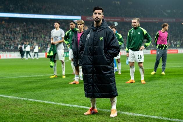 Wolfsburg team disappointed Disappointment after defeat in front of the fans, GER, SV Werder Bremen vs VfL Wolfsburg, Football, Bundesliga, Matchday 10, Season 2025 2026, 07 11 2025 DFL REGULATES PROHIBIT ANY USE OF PHOTOGRAPHS AS IMAGE SEQUENCES AND OR QUASI VIDEO GER, SV Werder Bremen vs VfL Wolfsburg, Football, Bundesliga, Matchday 10, Season 2025 2026, 07 11 2025 Bremen Copyright: xEibner-Pressefoto MaxxVincenx EP_MVN