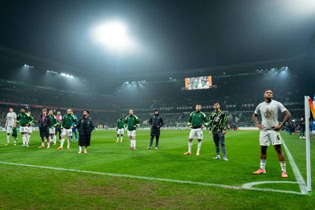 Wolfsburg team disappointed Disappointment after defeat in front of the fans, Maximilian Arnold VfL Wolfsburg, 27 , Vinicius Souza VfL Wolfsburg, 05 , GER, SV Werder Bremen vs VfL Wolfsburg, Football, Bundesliga, Matchday 10, Season 2025 2026, 07 11 2025 DFL REGULATES PROHIBIT ANY USE OF PHOTOGRAPHS AS IMAGE SEQUENCES AND OR QUASI VIDEO GER, SV Werder Bremen vs VfL Wolfsburg, Football, Bundesliga, Matchday 10, Season 2025 2026, 07 11 2025 Bremen Copyright: xEibner-Pressefoto MaxxVincenx EP_MVN