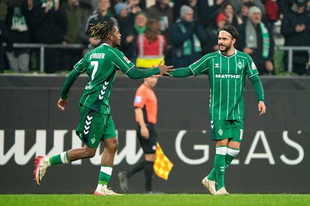 Goal for 1 2 Samuel Mbangula SV Werder Bremen, 07 cheers with Leonardo Bittencourt SV Werder Bremen, 10 , GER, SV Werder Bremen vs VfL Wolfsburg, Football, Bundesliga, Matchday 10, Season 2025 2026, 07 11 2025 DFL REGULATES PROHIBIT ANY USE OF PHOTOGRAPHS AS IMAGE SEQUENCES AND OR QUASI VIDEO GER, SV Werder Bremen vs VfL Wolfsburg, Football, Bundesliga, Matchday 10, Season 2025 2026, 07 11 2025 Bremen Copyright: xEibner-Pressefoto MaxxVincenx EP_MVN