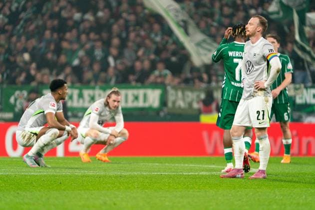 Maximilian Arnold VfL Wolfsburg, 27 disappointed Disappointment after defeat, GER, SV Werder Bremen vs VfL Wolfsburg, Football, Bundesliga, Matchday 10, Season 2025 2026, 07 11 2025 DFL REGULATES PROHIBIT ANY USE OF PHOTOGRAPHS AS IMAGE SEQUENCES AND OR QUASI VIDEO GER, SV Werder Bremen vs VfL Wolfsburg, Football, Bundesliga, Matchday 10, Season 2025 2026, 07 11 2025 Bremen Copyright: xEibner-Pressefoto MaxxVincenx EP_MVN
