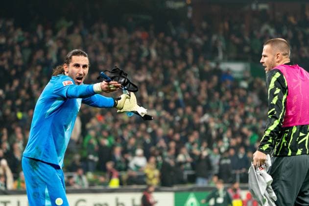 Goalkeeper Kamil Grabara VfL Wolfsburg, 01 disappointed Disappointment after defeat, Angry, Frustrated, Emotions, GER, SV Werder Bremen vs VfL Wolfsburg, Football, Bundesliga, Matchday 10, Season 2025 2026, 07 11 2025 DFL REGULATES PROHIBIT ANY USE OF PHOTOGRAPHS AS IMAGE SEQUENCES AND OR QUASI VIDEO GER, SV Werder Bremen vs VfL Wolfsburg, Football, Bundesliga, Matchday 10, Season 2025 2026, 07 11 2025 Bremen Copyright: xEibner-Pressefoto MaxxVincenx EP_MVN