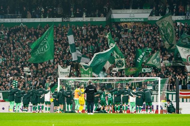 Werder cheers after victory end of match in front of the fans, GER, SV Werder Bremen vs VfL Wolfsburg, Football, Bundesliga, Matchday 10, Season 2025 2026, 07 11 2025 DFL REGULATES PROHIBIT ANY USE OF PHOTOGRAPHS AS IMAGE SEQUENCES AND OR QUASI VIDEO GER, SV Werder Bremen vs VfL Wolfsburg, Football, Bundesliga, Matchday 10, Season 2025 2026, 07 11 2025 Bremen Copyright: xEibner-Pressefoto MaxxVincenx EP_MVN