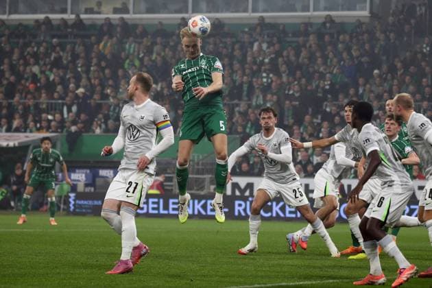 07 11 2025, xmohx, Soccer 1 Bundesliga, SV Werder Bremen VfL Wolfsburg v l Maximilian Arnold VfL Wolfsburg Amos Pieper SV Werder Bremen Zweikampf, Aktion, action, battle for the ball DFL DFB REGULATIONS PROHIBIT ANY USE OF PHOTOGRAPHS as IMAGE SEQUENCES and or QUASI VIDEO Bremen