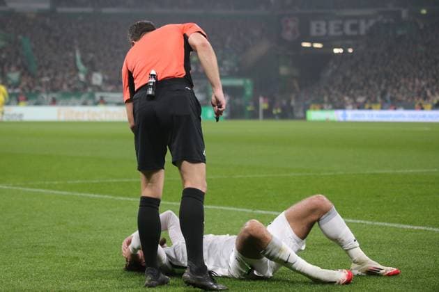 07 11 2025, xmohx, Soccer 1 Bundesliga, SV Werder Bremen VfL Wolfsburg v l Aaron Zehnter VfL Wolfsburg injured, injury, pain, pain Referee Referee Felix Zwayer DFL DFB REGULATIONS PROHIBIT ANY USE OF PHOTOGRAPHS as IMAGE SEQUENCES and or QUASI VIDEO Bremen