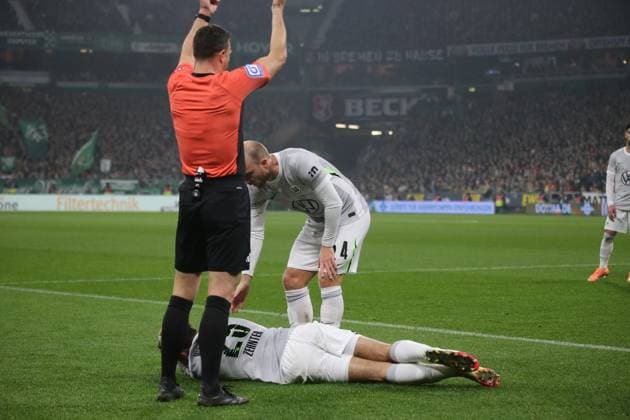 07 11 2025, xmohx, Soccer 1 Bundesliga, SV Werder Bremen VfL Wolfsburg v l Aaron Zehnter VfL Wolfsburg injured, injury, pain, pain Referee Referee Felix Zwayer Christian Eriksen VfL Wolfsburg DFL DFB REGULATIONS PROHIBIT ANY USE OF PHOTOGRAPHS as IMAGE SEQUENCES and or QUASI VIDEO Bremen