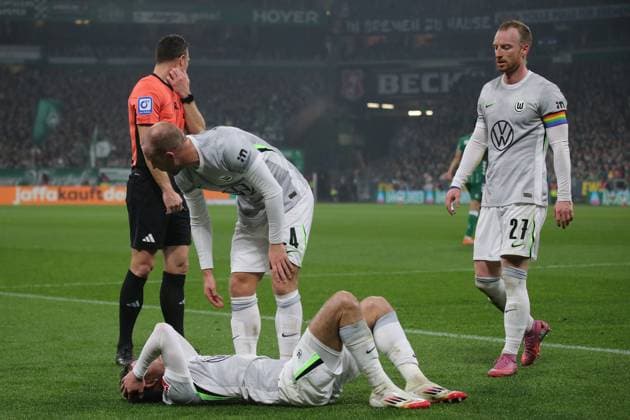 07 11 2025, xmohx, Soccer 1 Bundesliga, SV Werder Bremen VfL Wolfsburg v l Aaron Zehnter VfL Wolfsburg injured, injury, pain, aches Referee Referee Felix Zwayer Christian Eriksen VfL Wolfsburg Maximilian Arnold VfL Wolfsburg DFL DFB REGULATIONS PROHIBIT ANY USE OF PHOTOGRAPHS as IMAGE SEQUENCES and or QUASI VIDEO Bremen