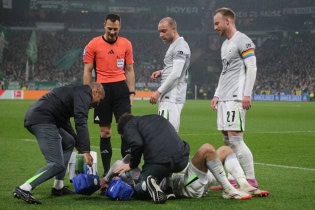 07 11 2025, xmohx, Soccer 1 Bundesliga, SV Werder Bremen VfL Wolfsburg v l Aaron Zehnter VfL Wolfsburg injured, injury, pain, aches Referee Referee Felix Zwayer Christian Eriksen VfL Wolfsburg Maximilian Arnold VfL Wolfsburg DFL DFB REGULATIONS PROHIBIT ANY USE OF PHOTOGRAPHS as IMAGE SEQUENCES and or QUASI VIDEO Bremen
