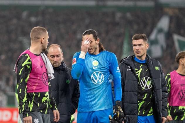 Germany, Football, 1 Bundesliga, Matchday 10, 2025 2026, Werder Bremen VfL Wolfsburg on 07 11 in Bremen Weserstadion Kamil Grabara VfL Wolfsburg 1 can only put his hands to his forehead Copyright: xSvenxHeidmannx