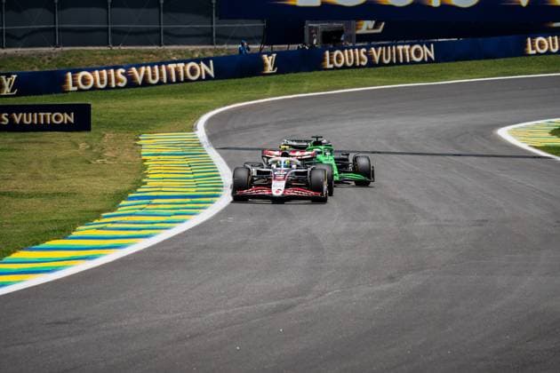 Formula?1?MSC?Cruises?Grande?Prêmio?de?São?Paulo?2025 Gabriela Testa OVERTAKE MAXPPP - São?Paulo 07 11 2025 87 BEARMAN Oliver (gbr), MoneyGram Haas F1 Team, and 27 HULKENBERG Nico (ger), Stake F1 Team KICK Sauber, action at the Formula 1 MSC Cruises Grande Prêmio de São Paulo 2025, the 21st round of the 2025 FIA Formula 1 World Championship, WM, Weltmeisterschaft at the Autódromo José Carlos Pace in São Paulo, interlaces, Brazil, from 6 to 9 November 2025 São?Paulo Autódromo José?Carlos?Pace, Interlagos Brazil Copyright: xOVERTAKE MAXPPPxGabrielaxTestax OVT202511074267 OVT202511074267
