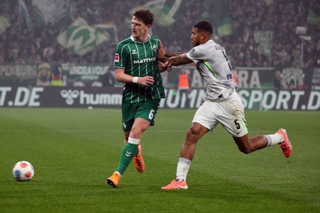 07 11 2025, xmohx, Soccer 1 Bundesliga, SV Werder Bremen VfL Wolfsburg v l Jens Stage SV Werder Bremen Vini Souza VfL Wolfsburg Zweikampf, Aktion, action, battle for the ball DFL DFB REGULATIONS PROHIBIT ANY USE OF PHOTOGRAPHS as IMAGE SEQUENCES and or QUASI VIDEO Bremen