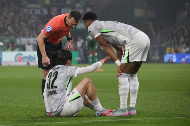 07 11 2025, xmohx, Soccer 1 Bundesliga, SV Werder Bremen VfL Wolfsburg v l Referee Referee Felix Zwayer Mattias Svanberg VfL Wolfsburg injured, injury, pain, pain DFL DFB REGULATIONS PROHIBIT ANY USE OF PHOTOGRAPHS as IMAGE SEQUENCES and or QUASI VIDEO Bremen