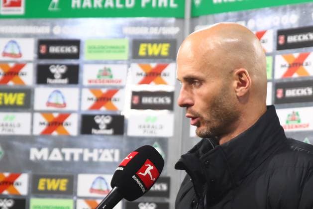 07 11 2025, xmohx, Soccer 1 Bundesliga, SV Werder Bremen VfL Wolfsburg v l Coach Paul Simonis VfL Wolfsburg Disappointed, sad, frustrated after the match DFL DFB REGULATIONS PROHIBIT ANY USE OF PHOTOGRAPHS as IMAGE SEQUENCES and or QUASI VIDEO Bremen