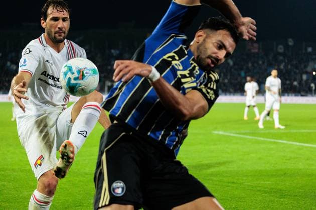 November 7, 2025, Pisa, ITALIA: Pisa s Mehdi Leris (R) during the Italian Serie A soccer match Pisa SC vs Cremonese at Arena Garibaldi stadium in Pisa, Italy, 7 November 2025. ANSA ENRICO MATTIA DEL PUNTA Serie A: Pisa - Cremonese  - ZUMAa110 20251107_zaf_a110_075 Copyright: xEnricoxMattiaxDelxPuntax