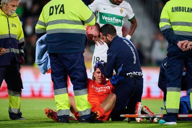 November 7, 2025, Elche, Alicante, Spain: Jon Aramburu of Real Sociedad has a bump on his head during the Spanish League, LaLiga EA Sports, football match played between Elche CF and Real Sociedad at Estadio Manuel Martinez Valero on November 7, 2025 in Elche, Alicante, Spain. Elche Spain - ZUMAa181 20251107_zaa_a181_269 Copyright: xFranciscoxMaciax