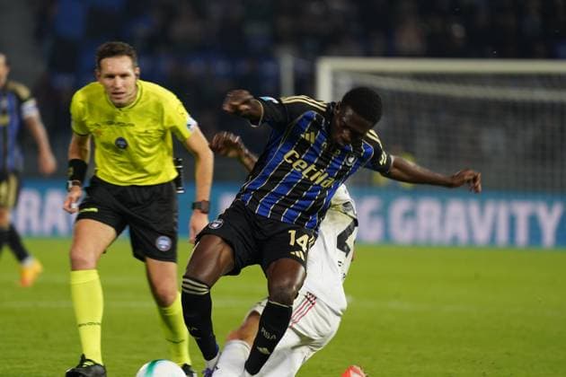 Pisa s Ebenezer Akinsanmiro in action ...During the Serie A soccer match between Pisa and Cremonese at the Cetilar Arena Romeo Anconetani Stadium in Pisa; Center West Italy; saturday November 07; 2025 ; Soccer  Copyright: xAlessandroxLaxRoccax
