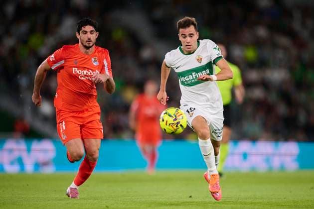 Elche CF v Real Sociedad- LaLiga EA Sports ELCHE, SPAIN - NOVEMBER 7: Gonzalo Guedes of Real Sociedad competes for the ball with Alvaro Nunez of Elche CF during to the LaLiga EA Sports match between Elche CF and Real Sociedad at Manuel Martinez Valero stadium on November 7, 2025 in Elche, Spain. (Photo by Francisco Macia Photo Players Images Magara Press) Elche Estadio Martinez Valero Spain Copyright: xFranciscoxMaciax