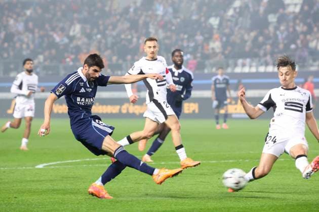 FOOTBALL : Paris FC Vs Rennes - Ligue 1 - 07 11 2025 Pierre Lees-Melou (Paris FC) Vs Valentin Rongier (Stade Rennais) - Anthony Rouault (Stade Rennais) ParisFrance  Copyright: xMichaelxBaucherx