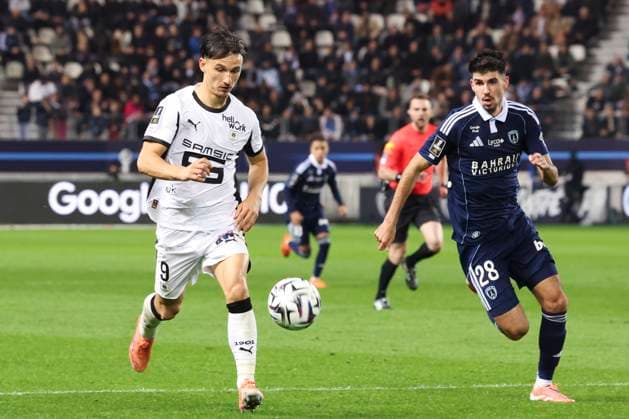 FOOTBALL : Paris FC Vs Rennes - Ligue 1 - 07 11 2025 Esteban Lepaul (Stade Rennais) Vs Thibault De Smet (Paris FC) ParisFrance  Copyright: xMichaelxBaucherx