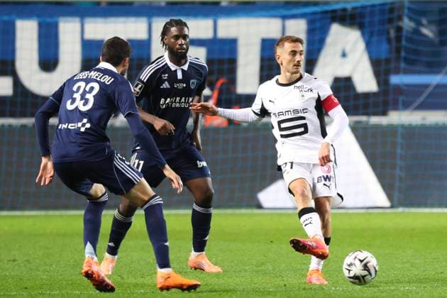 FOOTBALL : Paris FC Vs Rennes - Ligue 1 - 07 11 2025 Valentin Rongier (Stade Rennais) Vs Jean-Philippe Krasso (Paris FC) - Pierre Lees-Melou (Paris FC) ParisFrance  Copyright: xMichaelxBaucherx