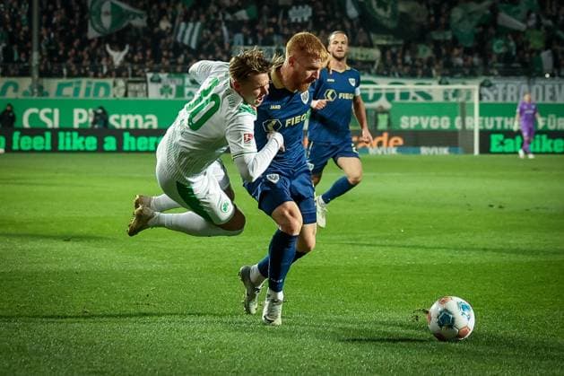 Felix Klaus 30 Spvgg Greuther Fuerth takes off during a duel with Mikkel Kirkeskov 2 SC Preussen Muenster 06 , SpVgg Greuther Fuerth vs SC Preussen Muenster, Football, Men, DFL, 2 Bundesliga, Season 2025 2026, Sportpark Ronhof Thomas Sommer, Matchday 12, 07 11 2025 Fuerth Bayern Germany Copyright: xkolbert-press MartinxAgüerax