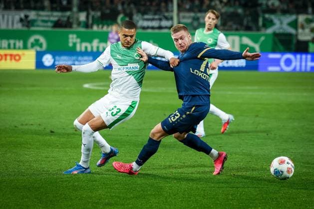 Maximilian Dietz 33 Spvgg Greuther Fuerth , left, in duel with Lars Lokotsch 13 SC Preussen Muenster 06 , SpVgg Greuther Fuerth vs SC Preussen Muenster, Football, Men, DFL, 2 Bundesliga, Season 2025 2026, Sportpark Ronhof Thomas Sommer, Matchday 12, 07 11 2025 Fuerth Bayern Germany Copyright: xkolbert-press MartinxAgüerax
