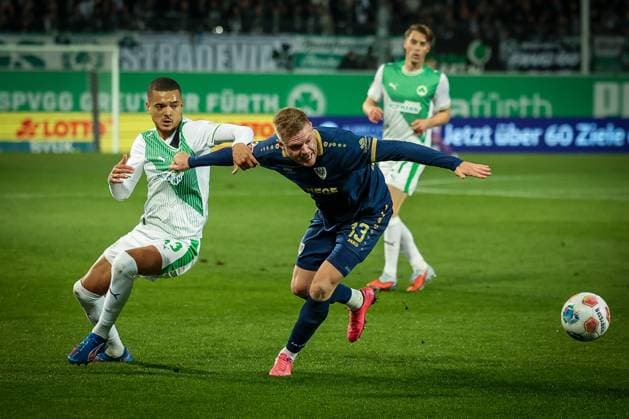 Maximilian Dietz 33 Spvgg Greuther Fuerth , left, in duel with Lars Lokotsch 13 SC Preussen Muenster 06 , behind Luca Itter 27 Spvgg Greuther Fuerth , SpVgg Greuther Fuerth vs SC Preussen Muenster, Football, Men, DFL, 2 Bundesliga, Season 2025 2026, Sportpark Ronhof Thomas Sommer, Matchday 12, 07 11 2025 Fuerth Bayern Germany Copyright: xkolbert-press MartinxAgüerax