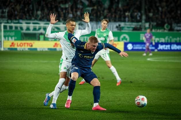 Maximilian Dietz 33 Spvgg Greuther Fuerth , left, in duel with Lars Lokotsch 13 SC Preussen Muenster 06 , behind Luca Itter 27 Spvgg Greuther Fuerth , SpVgg Greuther Fuerth vs SC Preussen Muenster, Football, Men, DFL, 2 Bundesliga, Season 2025 2026, Sportpark Ronhof Thomas Sommer, Matchday 12, 07 11 2025 Fuerth Bayern Germany Copyright: xkolbert-press MartinxAgüerax