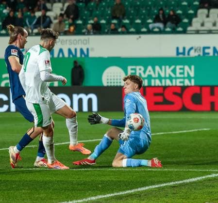 Branimir Hrgota 10 Spvgg Greuther Fuerth with a great chance thwarted by Johannes Schenk 1 SC Preussen Muenster 06, behind him Jannis Heuer 22 SC Preussen Muenster 06 , SpVgg Greuther Fuerth vs SC Preussen Muenster, Football, Men, DFL, 2 Bundesliga, Season 2025 2026, Sportpark Ronhof Thomas Sommer, Matchday 12, 07 11 2025 Fuerth Bayern Germany Copyright: xkolbert-press MartinxAgüerax