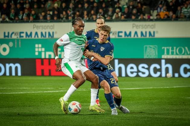 Noel Futkeu 9 Spvgg Greuther Fuerth , left, in duel with Jano Ter Horst 27 SC Preussen Muenster 06 , behind Jannis Heuer 22 SC Preussen Muenster 06 , SpVgg Greuther Fuerth vs SC Preussen Muenster, Football, Men, DFL, 2 Bundesliga, Season 2025 2026, Sportpark Ronhof Thomas Sommer, Matchday 12, 07 11 2025 Fuerth Bayern Germany Copyright: xkolbert-press MartinxAgüerax