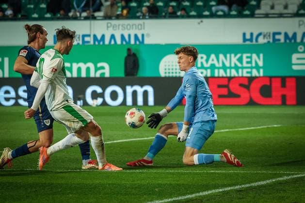 Branimir Hrgota 10 Spvgg Greuther Fuerth with a great chance thwarted by Johannes Schenk 1 SC Preussen Muenster 06, behind him Jannis Heuer 22 SC Preussen Muenster 06 , SpVgg Greuther Fuerth vs SC Preussen Muenster, Football, Men, DFL, 2 Bundesliga, Season 2025 2026, Sportpark Ronhof Thomas Sommer, Matchday 12, 07 11 2025 Fuerth Bayern Germany Copyright: xkolbert-press MartinxAgüerax