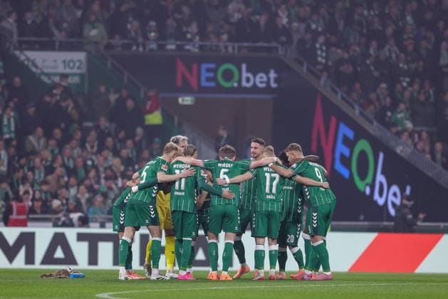SV Werder Bremen players swearing in with a team circle, team circle, speech, motivation, THE DFL GUIDELINES PROHIBIT ANY USE OF PHOTOGRAPHS AS IMAGE SEQUENCES AND OR QUASI VIDEO DFL REGULATIONS PROHIBIT ANY USE OF PHOTOGRAPHS AS IMAGE SEQUENCES AND OR QUASI VIDEO , 07 11 2025, Bremen Germany , Football, Bundesliga, SV Werder Bremen VfL Wolfsburg xobx