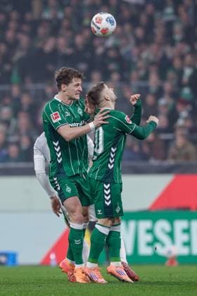 from left Jens Stage SV Werder Bremen, 6 and Romano Schmid SV Werder Bremen, 20 in header duel, header, duel, action, action, game scene, curious, THE DFL GUIDELINES PROHIBIT ANY USE OF PHOTOGRAPHS AS IMAGE SEQUENCES AND OR QUASI VIDEO DFL REGULATIONS PROHIBIT ANY USE OF PHOTOGRAPHS AS IMAGE SEQUENCES AND OR QUASI VIDEO , 07 11 2025, Bremen Germany , Football, Bundesliga, SV Werder Bremen VfL Wolfsburg xobx