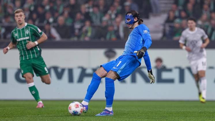 Kamil Grabara goalkeeper, VfL Wolfsburg, 1 on the ball, single image, full body, action, action scene, THE DFL GUIDELINES PROHIBIT ANY USE OF PHOTOGRAPHS AS IMAGE SEQUENCES AND OR QUASI VIDEO DFL REGULATIONS PROHIBIT ANY USE OF PHOTOGRAPHS AS IMAGE SEQUENCES AND OR QUASI VIDEO , 07 11 2025, Bremen Germany , Football, Bundesliga, SV Werder Bremen VfL Wolfsburg xobx