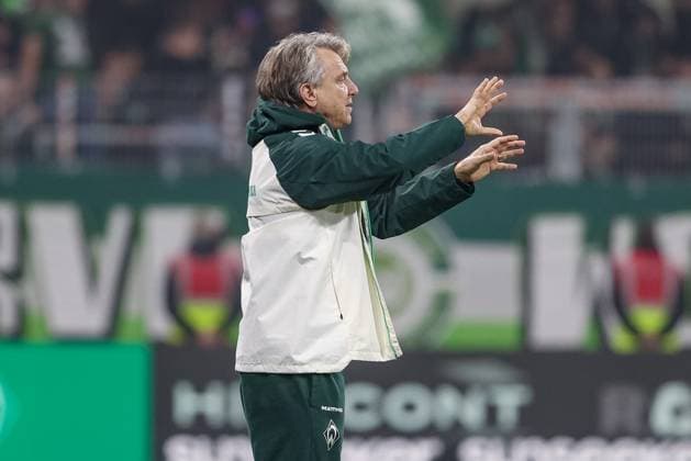 Horst Steffen coach, head coach, SV Werder Bremen gives instructions, gestures, gestures with his arms, THE DFL GUIDELINES PROHIBIT ANY USE OF PHOTOGRAPHS AS IMAGE SEQUENCES AND OR QUASI VIDEO DFL REGULATIONS PROHIBIT ANY USE OF PHOTOGRAPHS AS IMAGE SEQUENCES AND OR QUASI VIDEO , 07 11 2025, Bremen Germany , Football, Bundesliga, SV Werder Bremen VfL Wolfsburg xobx