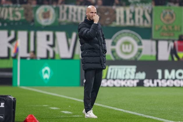 Paul Simonis coach, VfL Wolfsburg, wrinkles his nose, dissatisfied, angry, sour, grabs his nose, THE DFL GUIDELINES PROHIBIT ANY USE OF PHOTOGRAPHS AS IMAGE SEQUENCES AND OR QUASI VIDEO DFL REGULATIONS PROHIBIT ANY USE OF PHOTOGRAPHS AS IMAGE SEQUENCES AND OR QUASI VIDEO , 07 11 2025, Bremen Germany , Football, Bundesliga, SV Werder Bremen VfL Wolfsburg xobx