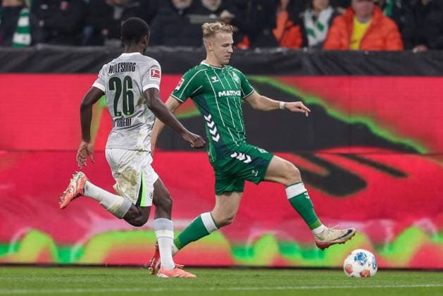 from left Sael Kumbedi VfL Wolfsburg, 26 and Marco Grüll SV Werder Bremen, 17 in a duel, dynamic, action, action, game scene, THE DFL GUIDELINES PROHIBIT ANY USE OF PHOTOGRAPHS AS IMAGE SEQUENCES AND OR QUASI VIDEO DFL REGULATIONS PROHIBIT ANY USE OF PHOTOGRAPHS AS IMAGE SEQUENCES AND OR QUASI VIDEO , 07 11 2025, Bremen Germany , Football, Bundesliga, SV Werder Bremen VfL Wolfsburg xobx