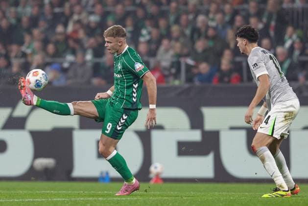 from left Keke Topp SV Werder Bremen, 9 and Jenson Seelt VfL Wolfsburg, 14 in a duel, dynamic, action, action, game scene, THE DFL GUIDELINES PROHIBIT ANY USE OF PHOTOGRAPHS AS IMAGE SEQUENCES AND OR QUASI VIDEO DFL REGULATIONS PROHIBIT ANY USE OF PHOTOGRAPHS AS IMAGE SEQUENCES AND OR QUASI VIDEO , 07 11 2025, Bremen Germany , Football, Bundesliga, SV Werder Bremen VfL Wolfsburg xobx