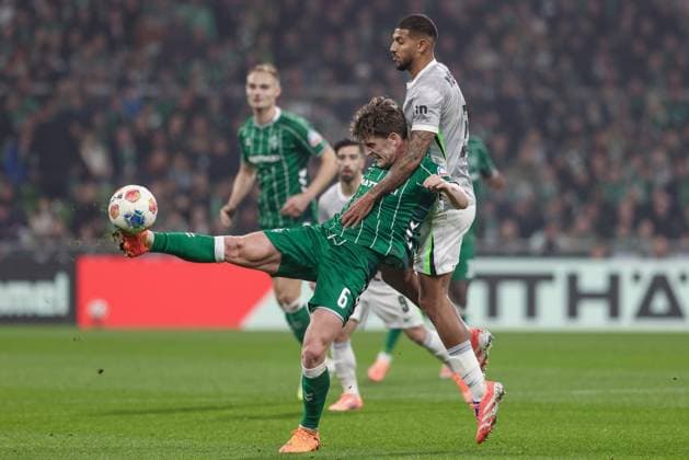 from left Jens Stage SV Werder Bremen, 6 and Vinicius Souza VfL Wolfsburg, 5 in a duel, dynamic, action, action, game scene, THE DFL GUIDELINES PROHIBIT ANY USE OF PHOTOGRAPHS AS IMAGE SEQUENCES AND OR QUASI VIDEO DFL REGULATIONS PROHIBIT ANY USE OF PHOTOGRAPHS AS IMAGE SEQUENCES AND OR QUASI VIDEO , 07 11 2025, Bremen Germany , Football, Bundesliga, SV Werder Bremen VfL Wolfsburg xobx